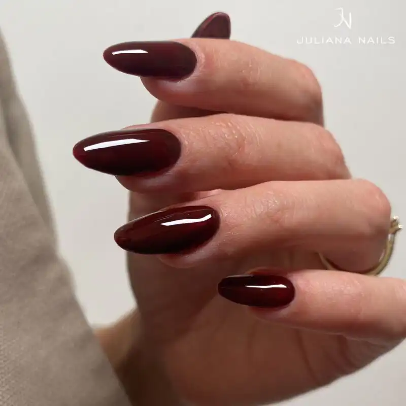Smalto gel rosso scuro sulle unghie - juliana nails