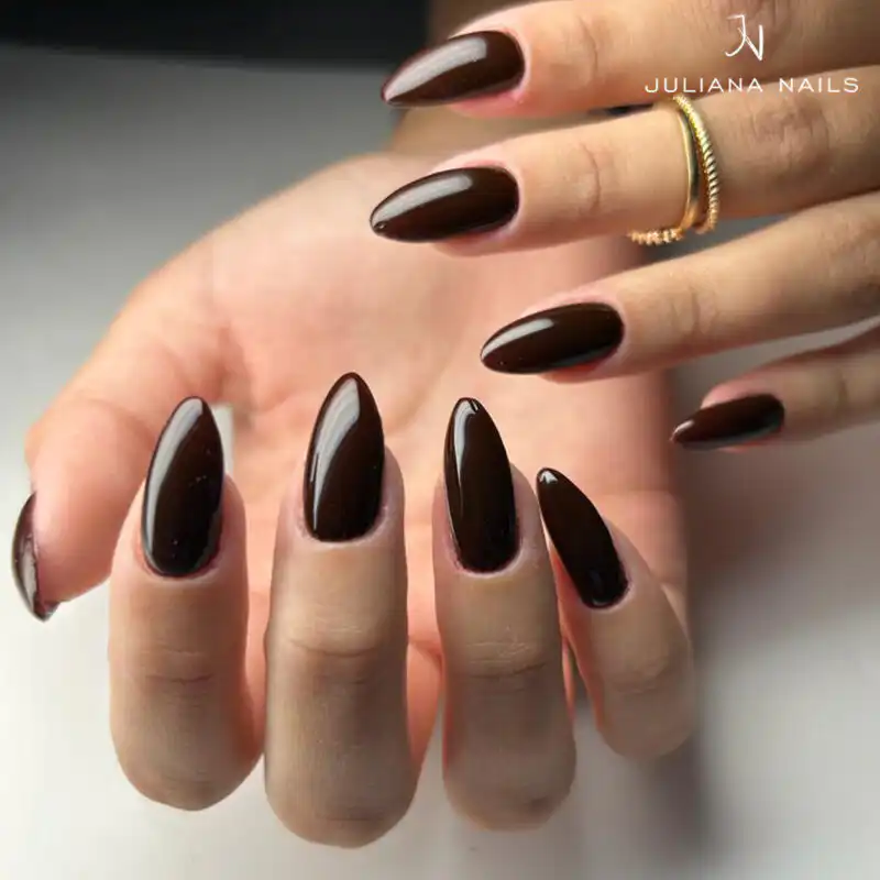 Unghie con lo smalto gel marrone - Juliana Nails su sfondo bianco