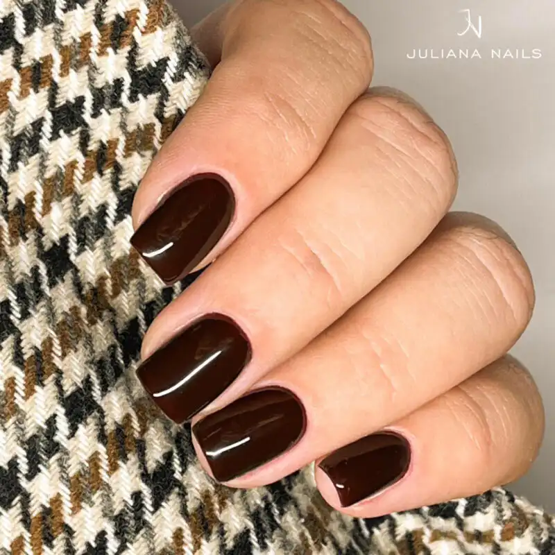 Unghie con lo smalto gel marrone - Juliana Nails